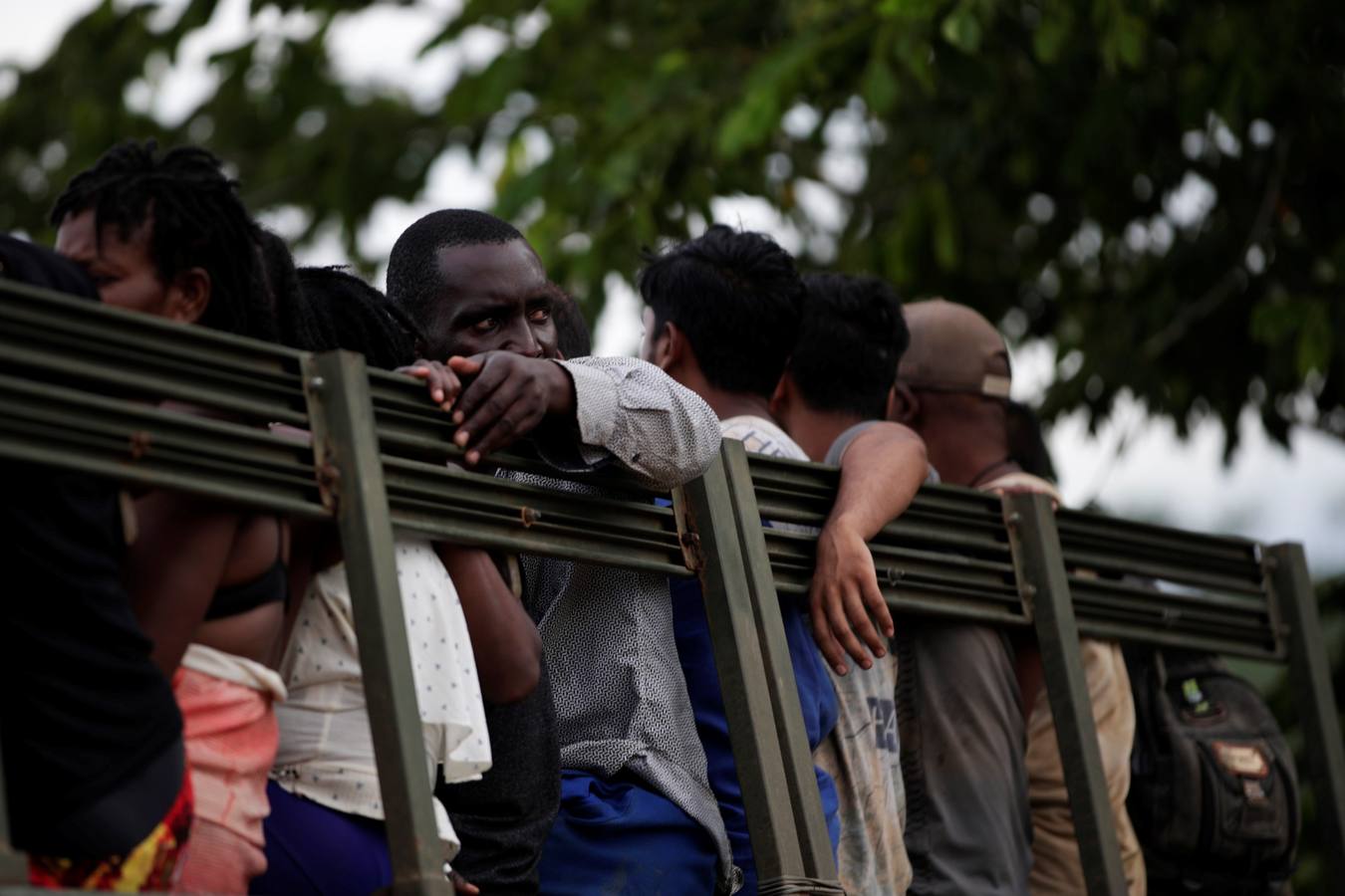 En Peñita, una aldea indígena enclavada en la selva del Darién panameño, la ribera del río Chucunaque está plagada de pequeñas embarcaciones en las que cada semana llegan centenares de migrantes en su peligrosa ruta hacia un futuro incierto en Norteamérica. Los migrantes que entran a Panamá desde Colombia son sometidos al programa llamado flujo controlado, que incluye un proceso biométrico para determinar si generan alerta migratoria, así como un eje humanitario y sanitario con vacunación, antes de ser trasladados hacia la frontera con Costa Rica para que sigan rumbo al norte.