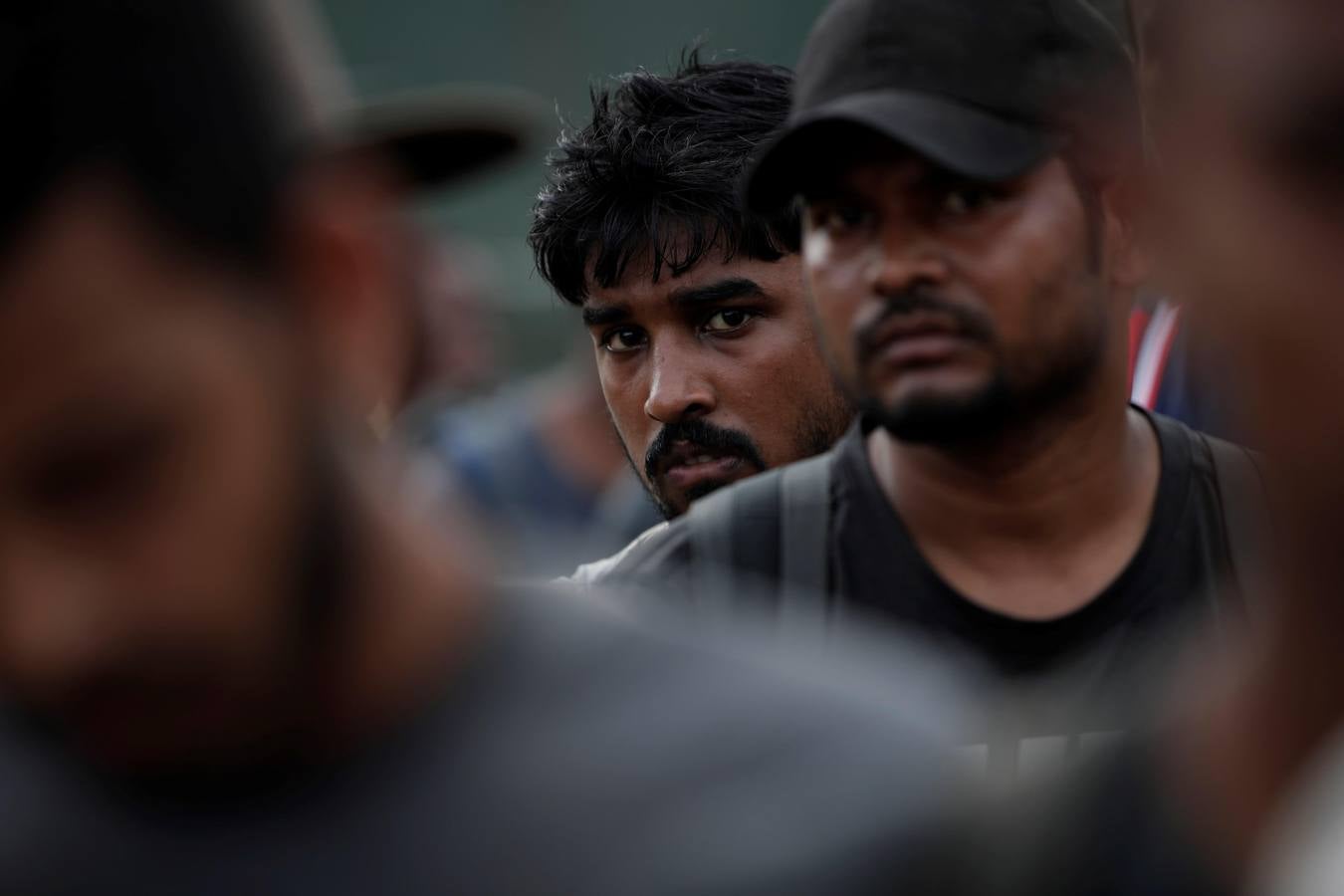 En Peñita, una aldea indígena enclavada en la selva del Darién panameño, la ribera del río Chucunaque está plagada de pequeñas embarcaciones en las que cada semana llegan centenares de migrantes en su peligrosa ruta hacia un futuro incierto en Norteamérica. Los migrantes que entran a Panamá desde Colombia son sometidos al programa llamado flujo controlado, que incluye un proceso biométrico para determinar si generan alerta migratoria, así como un eje humanitario y sanitario con vacunación, antes de ser trasladados hacia la frontera con Costa Rica para que sigan rumbo al norte.