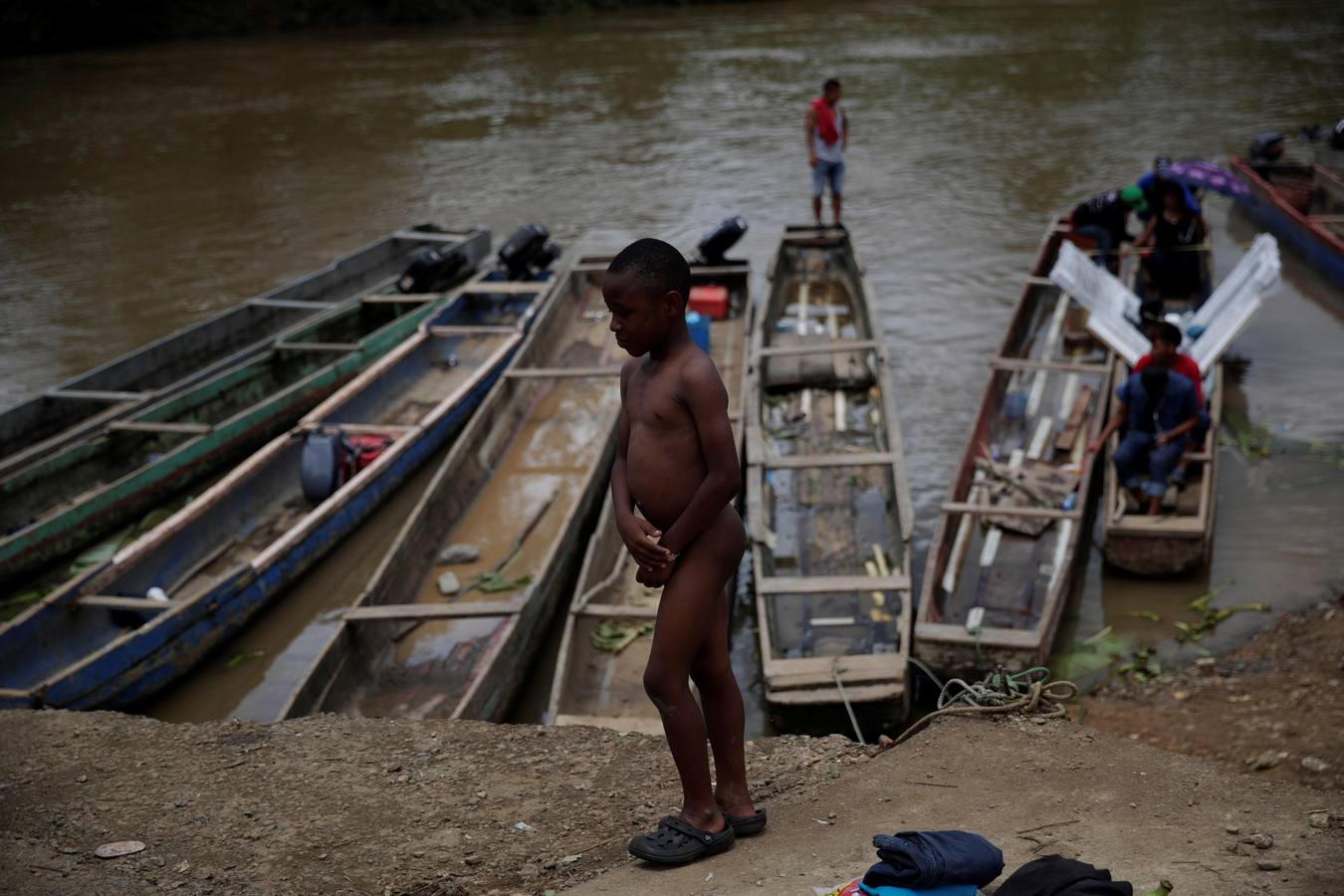 En Peñita, una aldea indígena enclavada en la selva del Darién panameño, la ribera del río Chucunaque está plagada de pequeñas embarcaciones en las que cada semana llegan centenares de migrantes en su peligrosa ruta hacia un futuro incierto en Norteamérica. Los migrantes que entran a Panamá desde Colombia son sometidos al programa llamado flujo controlado, que incluye un proceso biométrico para determinar si generan alerta migratoria, así como un eje humanitario y sanitario con vacunación, antes de ser trasladados hacia la frontera con Costa Rica para que sigan rumbo al norte.