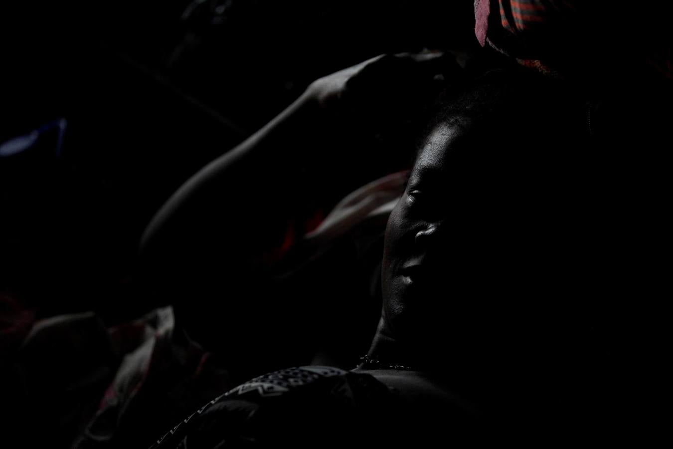 En Peñita, una aldea indígena enclavada en la selva del Darién panameño, la ribera del río Chucunaque está plagada de pequeñas embarcaciones en las que cada semana llegan centenares de migrantes en su peligrosa ruta hacia un futuro incierto en Norteamérica. Los migrantes que entran a Panamá desde Colombia son sometidos al programa llamado flujo controlado, que incluye un proceso biométrico para determinar si generan alerta migratoria, así como un eje humanitario y sanitario con vacunación, antes de ser trasladados hacia la frontera con Costa Rica para que sigan rumbo al norte.