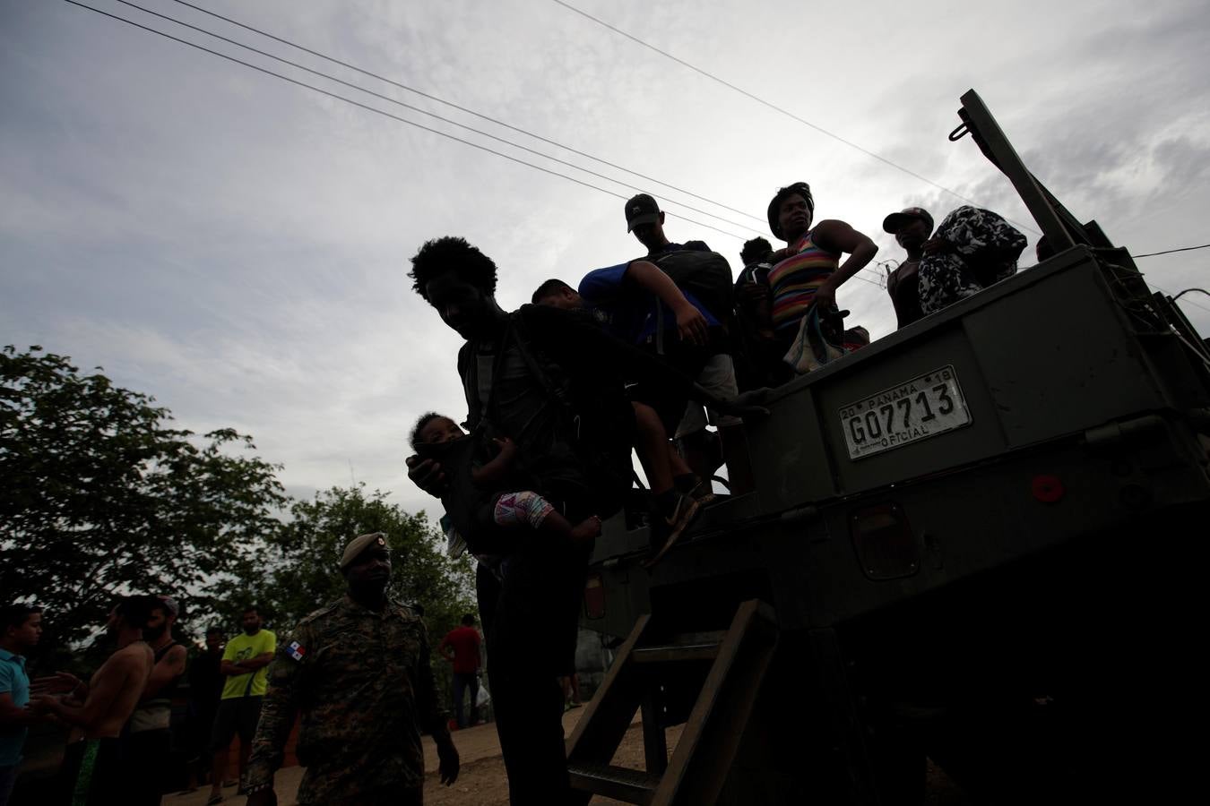 En Peñita, una aldea indígena enclavada en la selva del Darién panameño, la ribera del río Chucunaque está plagada de pequeñas embarcaciones en las que cada semana llegan centenares de migrantes en su peligrosa ruta hacia un futuro incierto en Norteamérica. Los migrantes que entran a Panamá desde Colombia son sometidos al programa llamado flujo controlado, que incluye un proceso biométrico para determinar si generan alerta migratoria, así como un eje humanitario y sanitario con vacunación, antes de ser trasladados hacia la frontera con Costa Rica para que sigan rumbo al norte.