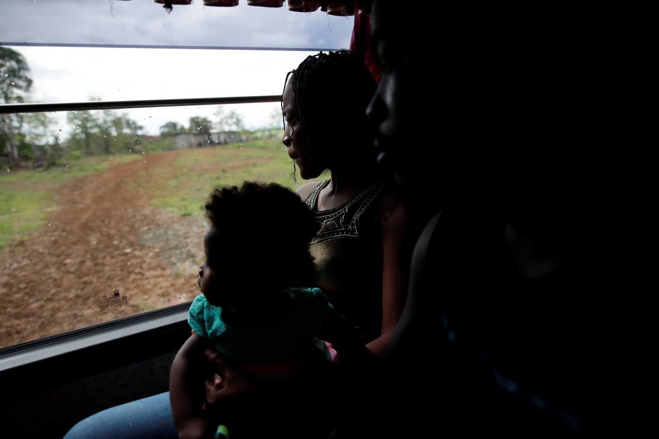 En Peñita, una aldea indígena enclavada en la selva del Darién panameño, la ribera del río Chucunaque está plagada de pequeñas embarcaciones en las que cada semana llegan centenares de migrantes en su peligrosa ruta hacia un futuro incierto en Norteamérica. Los migrantes que entran a Panamá desde Colombia son sometidos al programa llamado flujo controlado, que incluye un proceso biométrico para determinar si generan alerta migratoria, así como un eje humanitario y sanitario con vacunación, antes de ser trasladados hacia la frontera con Costa Rica para que sigan rumbo al norte.