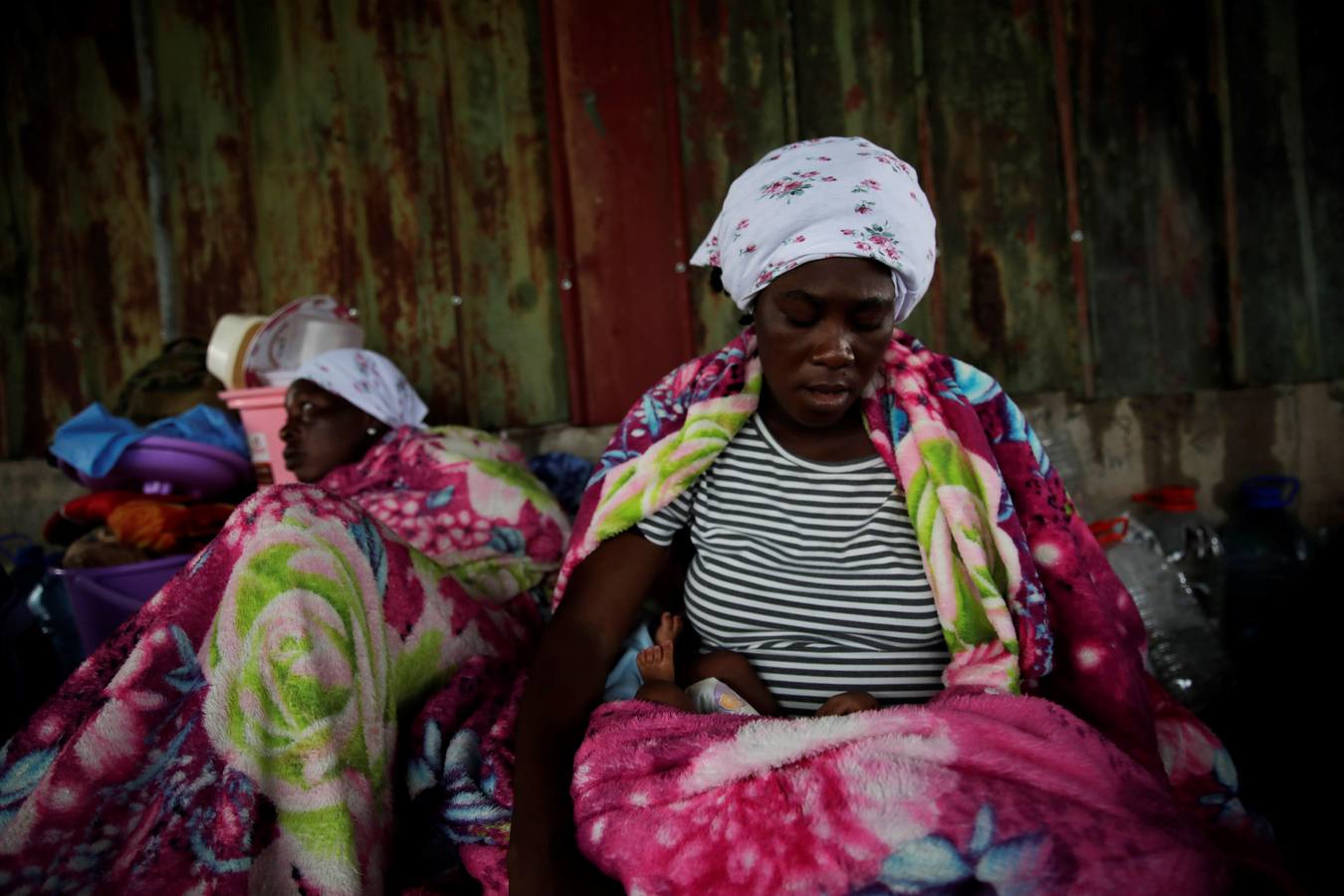 En Peñita, una aldea indígena enclavada en la selva del Darién panameño, la ribera del río Chucunaque está plagada de pequeñas embarcaciones en las que cada semana llegan centenares de migrantes en su peligrosa ruta hacia un futuro incierto en Norteamérica. Los migrantes que entran a Panamá desde Colombia son sometidos al programa llamado flujo controlado, que incluye un proceso biométrico para determinar si generan alerta migratoria, así como un eje humanitario y sanitario con vacunación, antes de ser trasladados hacia la frontera con Costa Rica para que sigan rumbo al norte.