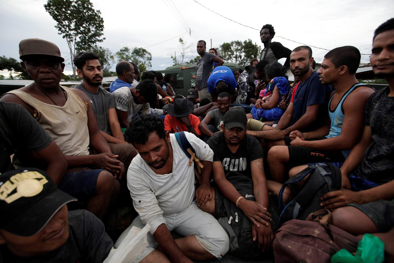 En Peñita, una aldea indígena enclavada en la selva del Darién panameño, la ribera del río Chucunaque está plagada de pequeñas embarcaciones en las que cada semana llegan centenares de migrantes en su peligrosa ruta hacia un futuro incierto en Norteamérica. Los migrantes que entran a Panamá desde Colombia son sometidos al programa llamado flujo controlado, que incluye un proceso biométrico para determinar si generan alerta migratoria, así como un eje humanitario y sanitario con vacunación, antes de ser trasladados hacia la frontera con Costa Rica para que sigan rumbo al norte.