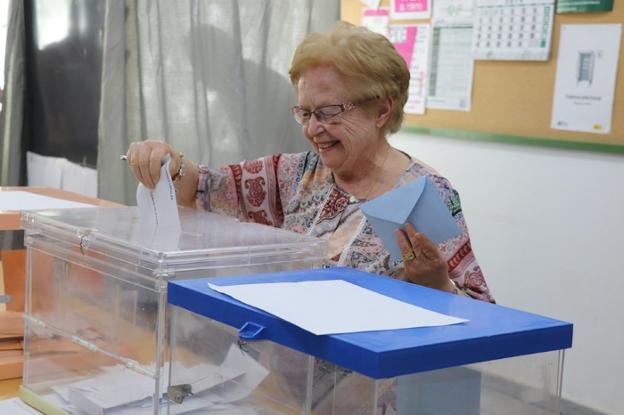 Una vecina votando en Villanueva el domingo. :: a. v.