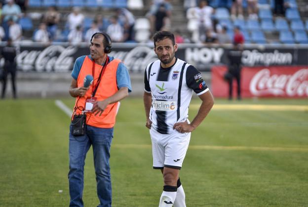 Damián Petcoff, cabizbajo al término del primer partido de la eliminatoria ante la UD Logroñés. :: CASIMIRO MORENO