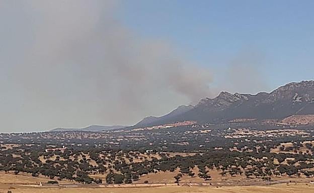 Columna de humo del incendio de Peñalsordo vista desde Cabeza del Buey