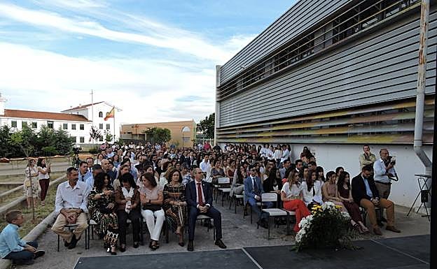 Los alumnos del Eugenio Hermoso se graduaron en compañía de sus familiares, profesores y compañeros