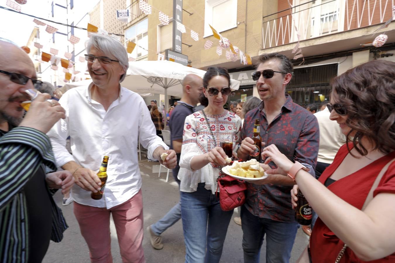 En la calle Moret ofrecen paella gratis todos los días y 'Los Obispos' se llenaron ayer de grupos que alargaron las cañas.