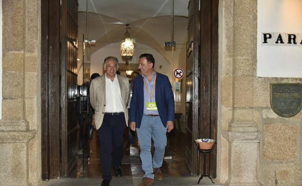 Piñero y Morales, candidatos a la Asamblea por Cáceres y Badajoz, en la noche electoral. :: J. V. ARNELAS