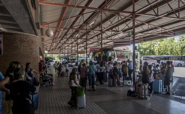 Viajeros esperando en la estación de autobuses de Badajoz. :: PAKOPÍ