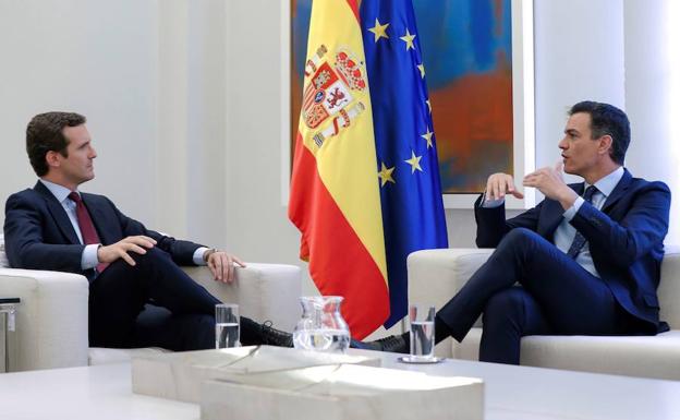 Pedro Sánchez durante la reunión que mantuvo con el líder del PP, Pablo Casado, el pasado 6 de mayo.