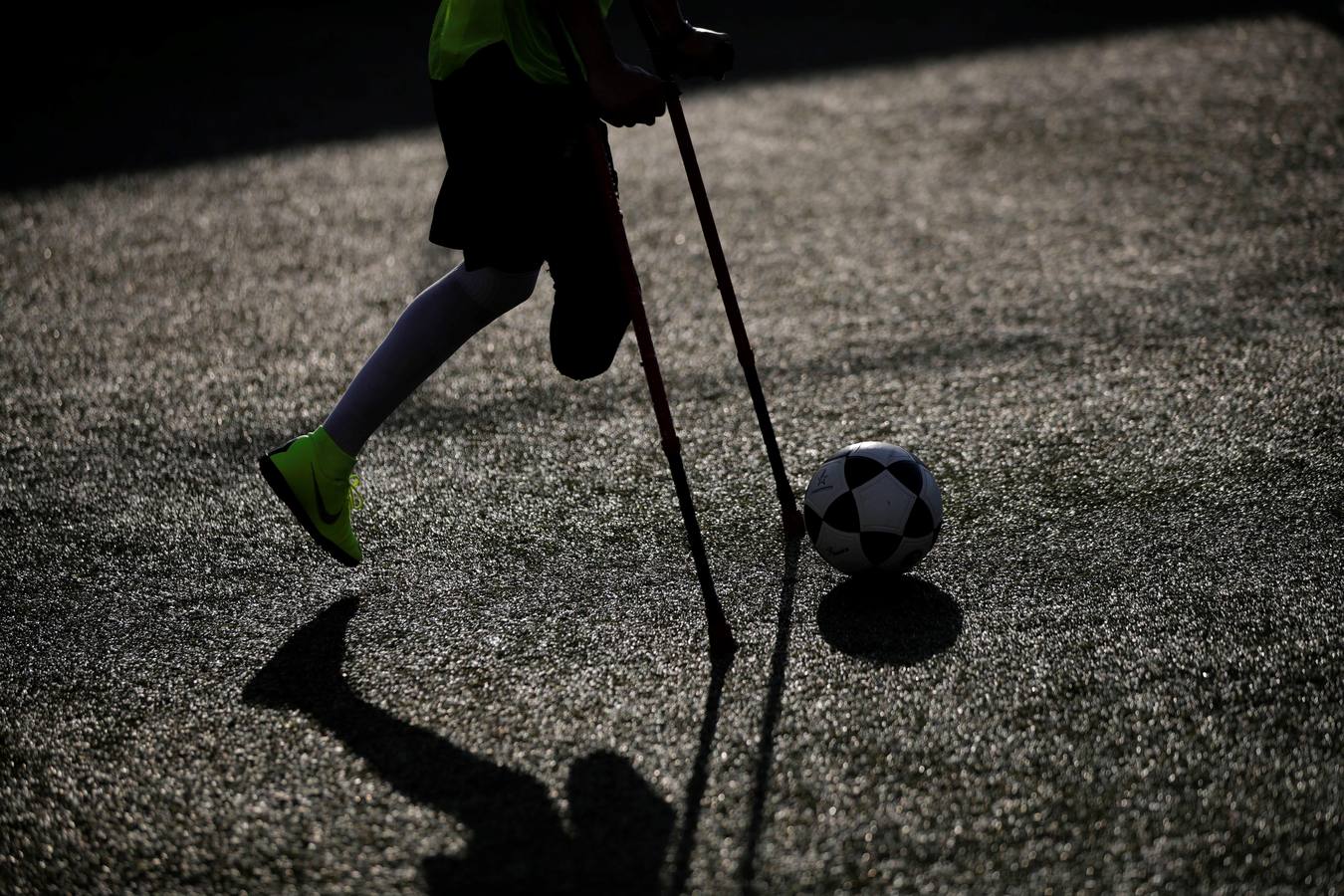 El fútbol para amputados es una disciplina que todavía no es paralímpica, pero que se está haciendo cada vez más popular en el mundo, según la FIFA. Las normas de juego varían un poco en función de cada país, pero impera una regla común: los jugadores tienen que tener al menos una pierna mutilada y jugar con muletas y sin prótesis, mientras que al portero le debe faltar al menos un brazo.