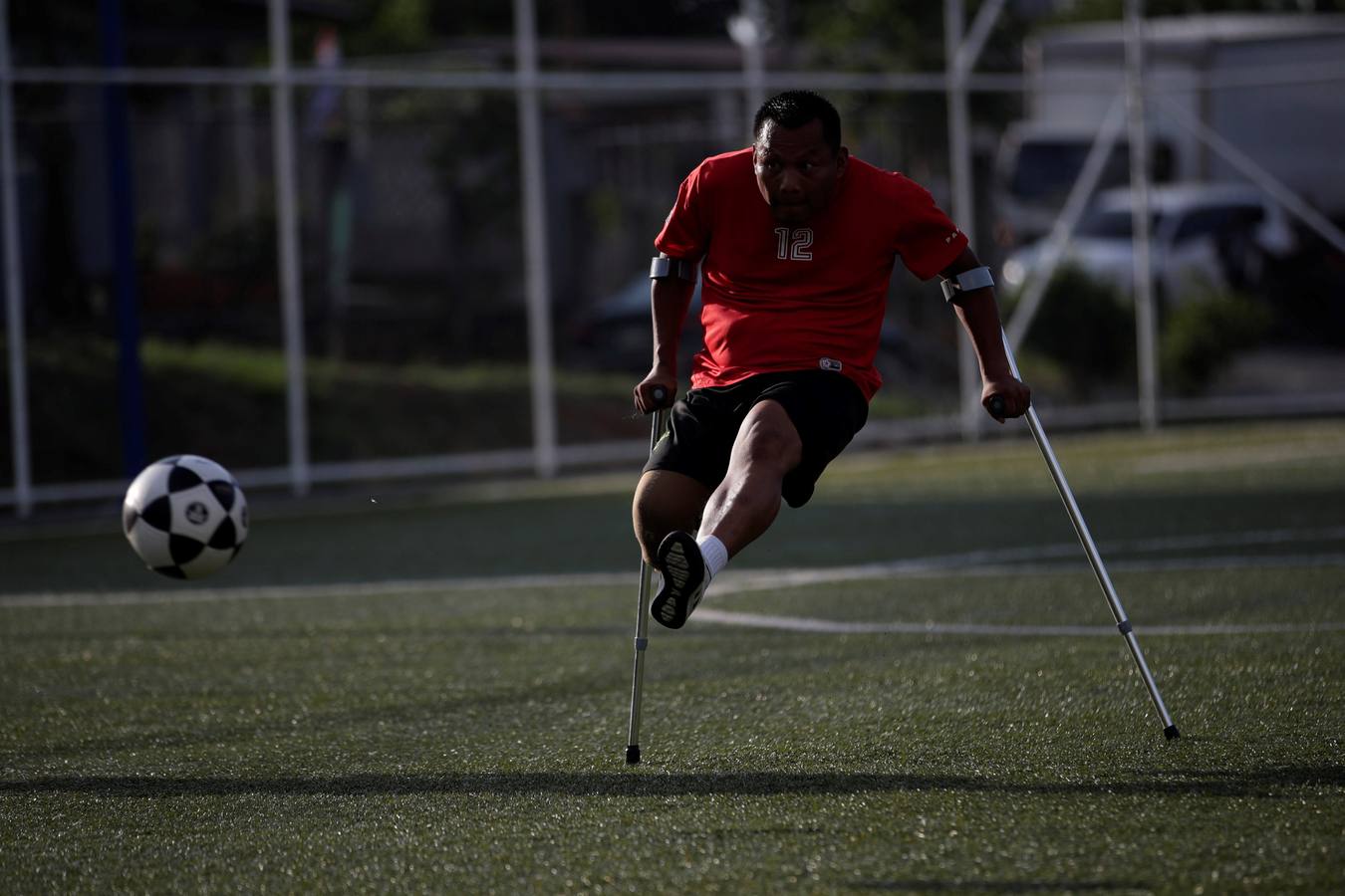 El fútbol para amputados es una disciplina que todavía no es paralímpica, pero que se está haciendo cada vez más popular en el mundo, según la FIFA. Las normas de juego varían un poco en función de cada país, pero impera una regla común: los jugadores tienen que tener al menos una pierna mutilada y jugar con muletas y sin prótesis, mientras que al portero le debe faltar al menos un brazo.