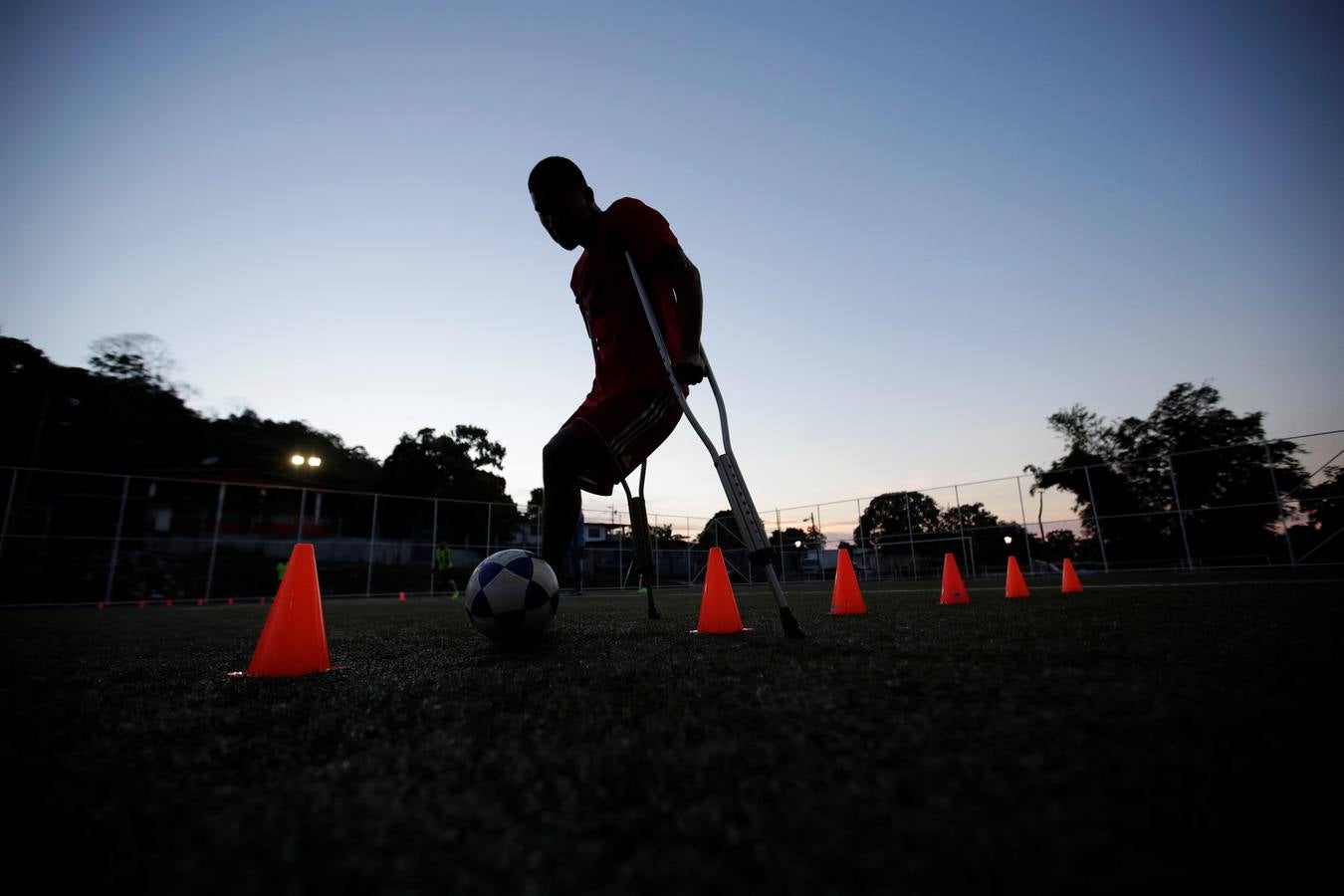El fútbol para amputados es una disciplina que todavía no es paralímpica, pero que se está haciendo cada vez más popular en el mundo, según la FIFA. Las normas de juego varían un poco en función de cada país, pero impera una regla común: los jugadores tienen que tener al menos una pierna mutilada y jugar con muletas y sin prótesis, mientras que al portero le debe faltar al menos un brazo.