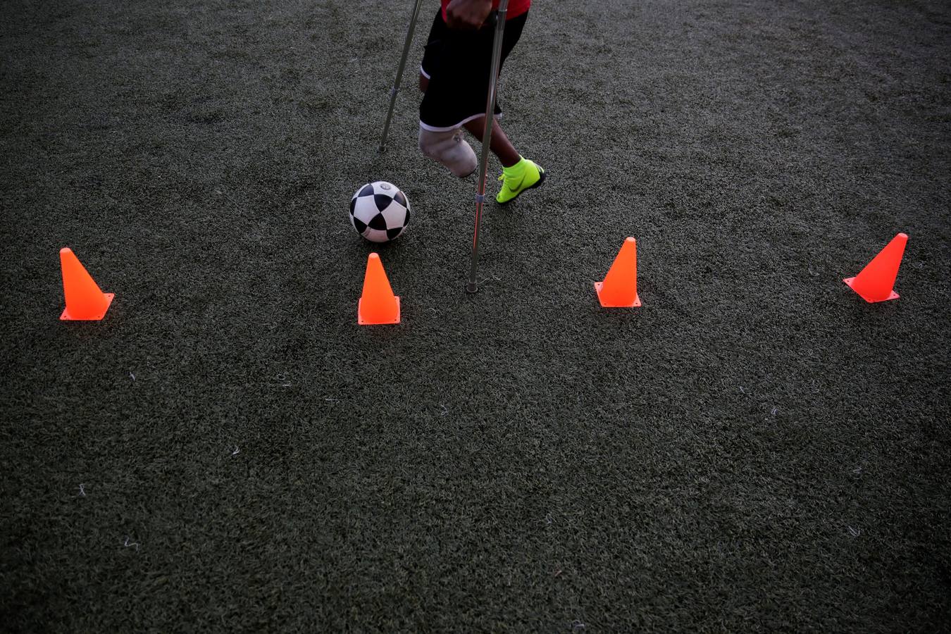 El fútbol para amputados es una disciplina que todavía no es paralímpica, pero que se está haciendo cada vez más popular en el mundo, según la FIFA. Las normas de juego varían un poco en función de cada país, pero impera una regla común: los jugadores tienen que tener al menos una pierna mutilada y jugar con muletas y sin prótesis, mientras que al portero le debe faltar al menos un brazo.