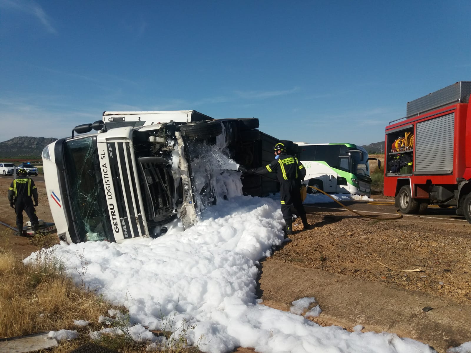 El accidente ha ocurrido este sábado por la tarde a la altura de Torremejía, al saltarse la mediana el camión y colisionar con el vehículo. Los dos carriles en sentido Sevilla han sido cortados al tráfico