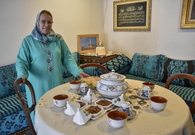 Rachida Sabir, en su casa de Badajoz, delante de la mesa preparada para la ruptura del ayuno. 
