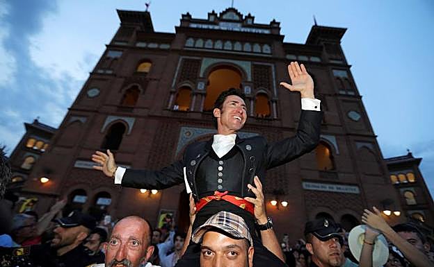 El rejoneador Leonardo Hernández deja atrás Las Ventas tras salir por su puerta grande:: EFE