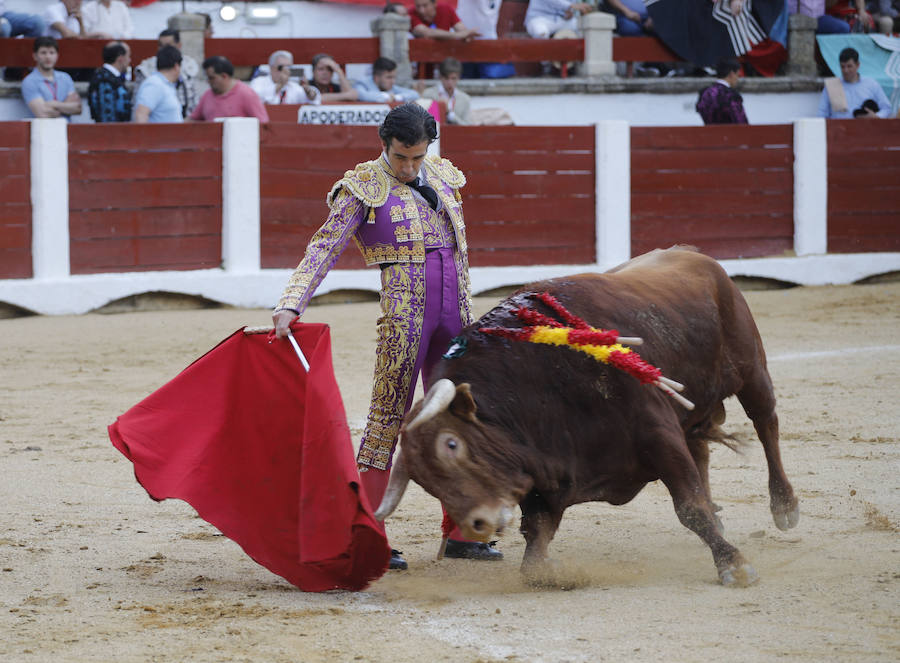 Derechazo de Juan Mora al tercero bis de la tarde