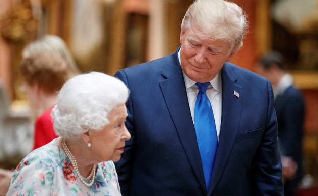 La reina Isabel y Donald Trump, es lunes en Londres.