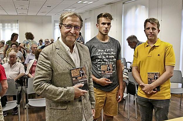 Paco Lobatón (izquierda), junto a Corvasí y el editor. :: miriam gómez