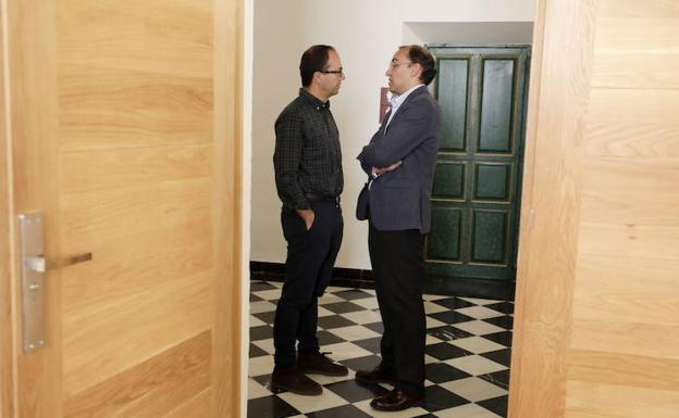 Cayetano Polo, portavoz regional de Ciudadanos, junto a Rafael Mateos, candidato del PP, en una imagen tomada en abril antes del inicio de uno de los últimos plenos de la pasada legislatura. 