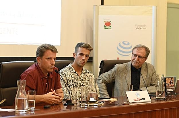 Paco Lobatón, a la derecha, ayer en Badajoz. :: José Vicente Arnelas