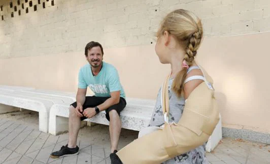 Kerman Pascual junto a su hija, que tuvo que ser trasladada al Materno Infantil de Badajoz.