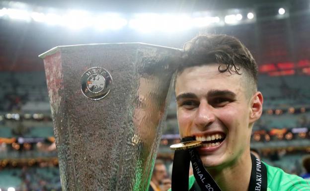 Kepa, con el trofeo de la Europa League conquistado en Bakú.