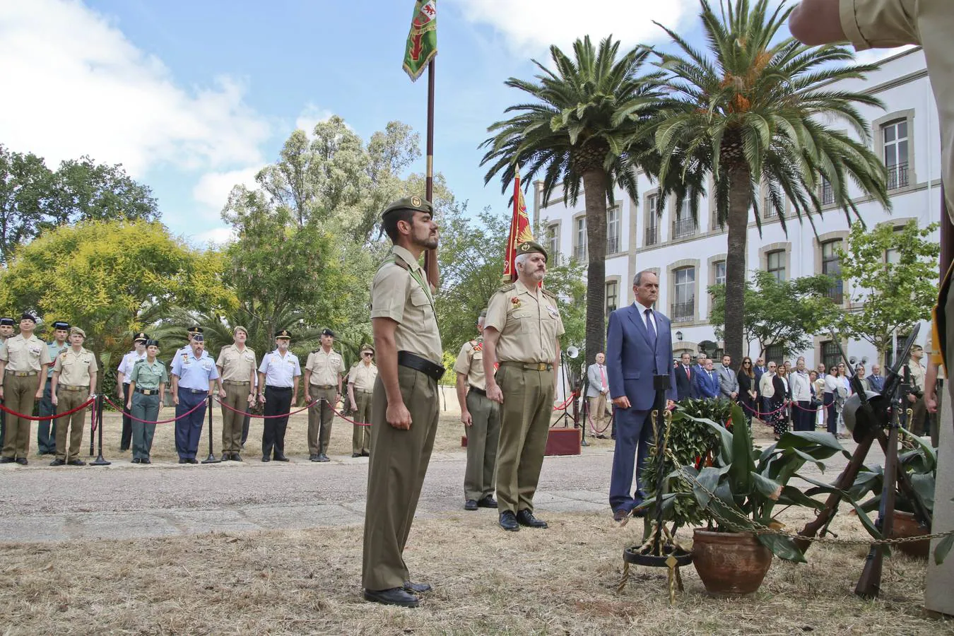 Acto de homenaje a los que dieron su vida por España, en el marco de la celebración del Día de las Fuerzas Armadas, en el Acuertalamiento Infanta Isabel, sede de la Subdelegación de Defensa en Cáceres.