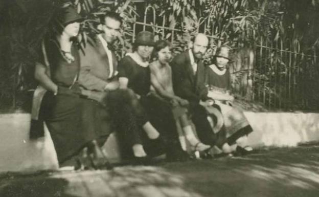 Lorca , Juan Ramón y sus familiares en otro rincón del Generalife en junio de 1924 