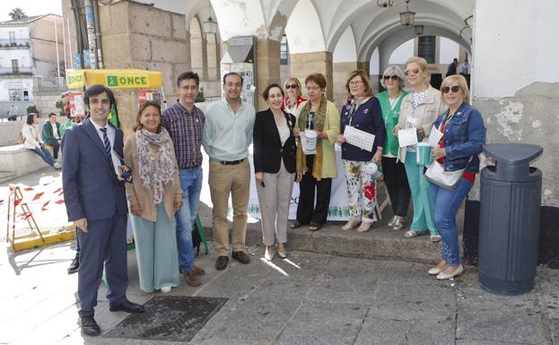 Rafael Mateos, junto a miembros de su equipo, en la cuestación de la Asociación Contra el Cáncer