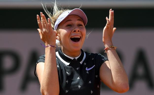 Anisimova celebra su victoria ante Halep. 