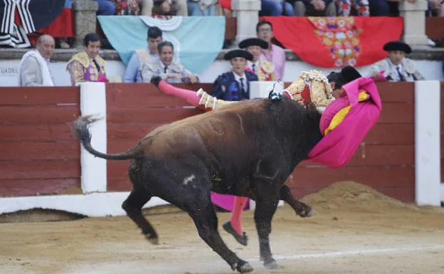Percance de Emilio de Justo en su primer toro del domingo en Cáceres 