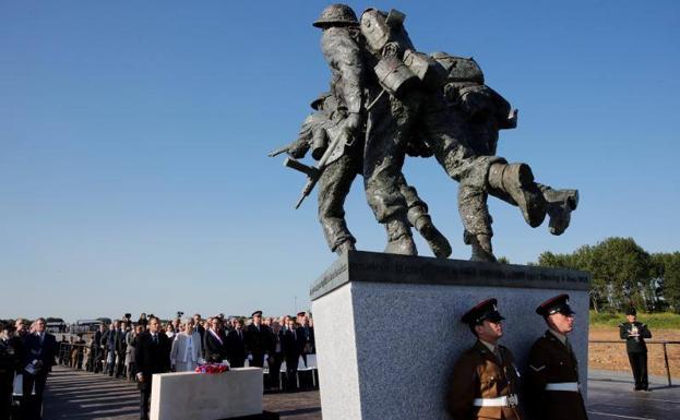 Imagen principal - Diferentes imagenes que se han vivido en los actos de conmemoración este jueves en Normandía.