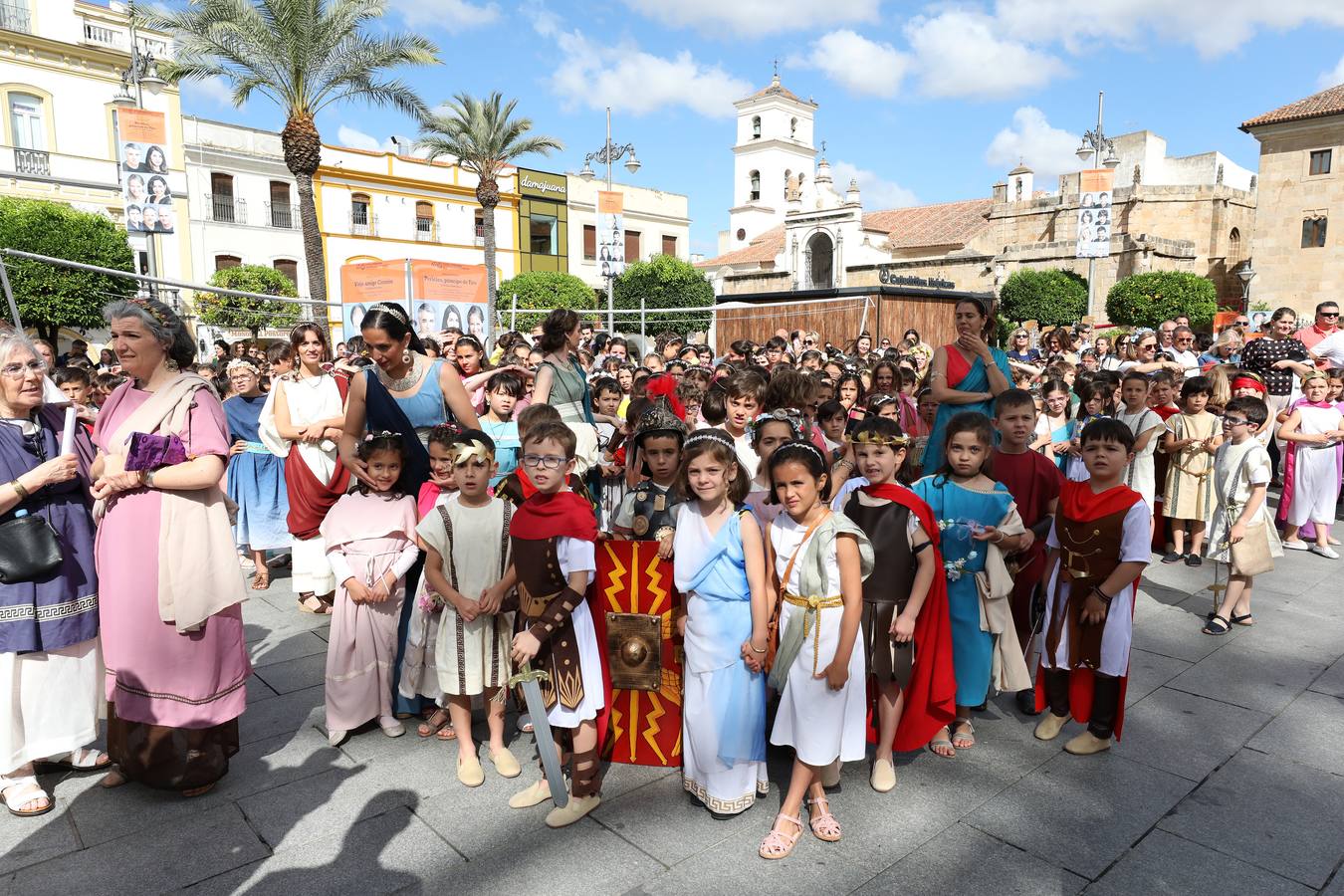 Recorrido infantil de los colegios de la ciudad ataviados de romanos con su estandarte. Plaza de España, Plaza de Santa Julia, Trajano, Concepción, San Francisco, Félix Valverde Lillo, Delgado Valencia, Santa Eulalia y Plaza de España, como motivo de la X Emerita Lvdica.