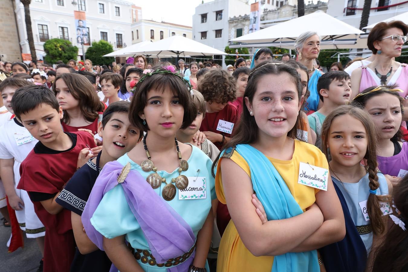 Recorrido infantil de los colegios de la ciudad ataviados de romanos con su estandarte. Plaza de España, Plaza de Santa Julia, Trajano, Concepción, San Francisco, Félix Valverde Lillo, Delgado Valencia, Santa Eulalia y Plaza de España, como motivo de la X Emerita Lvdica.