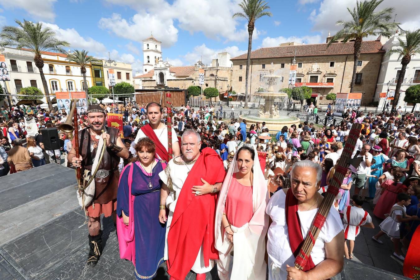 Recorrido infantil de los colegios de la ciudad ataviados de romanos con su estandarte. Plaza de España, Plaza de Santa Julia, Trajano, Concepción, San Francisco, Félix Valverde Lillo, Delgado Valencia, Santa Eulalia y Plaza de España, como motivo de la X Emerita Lvdica.