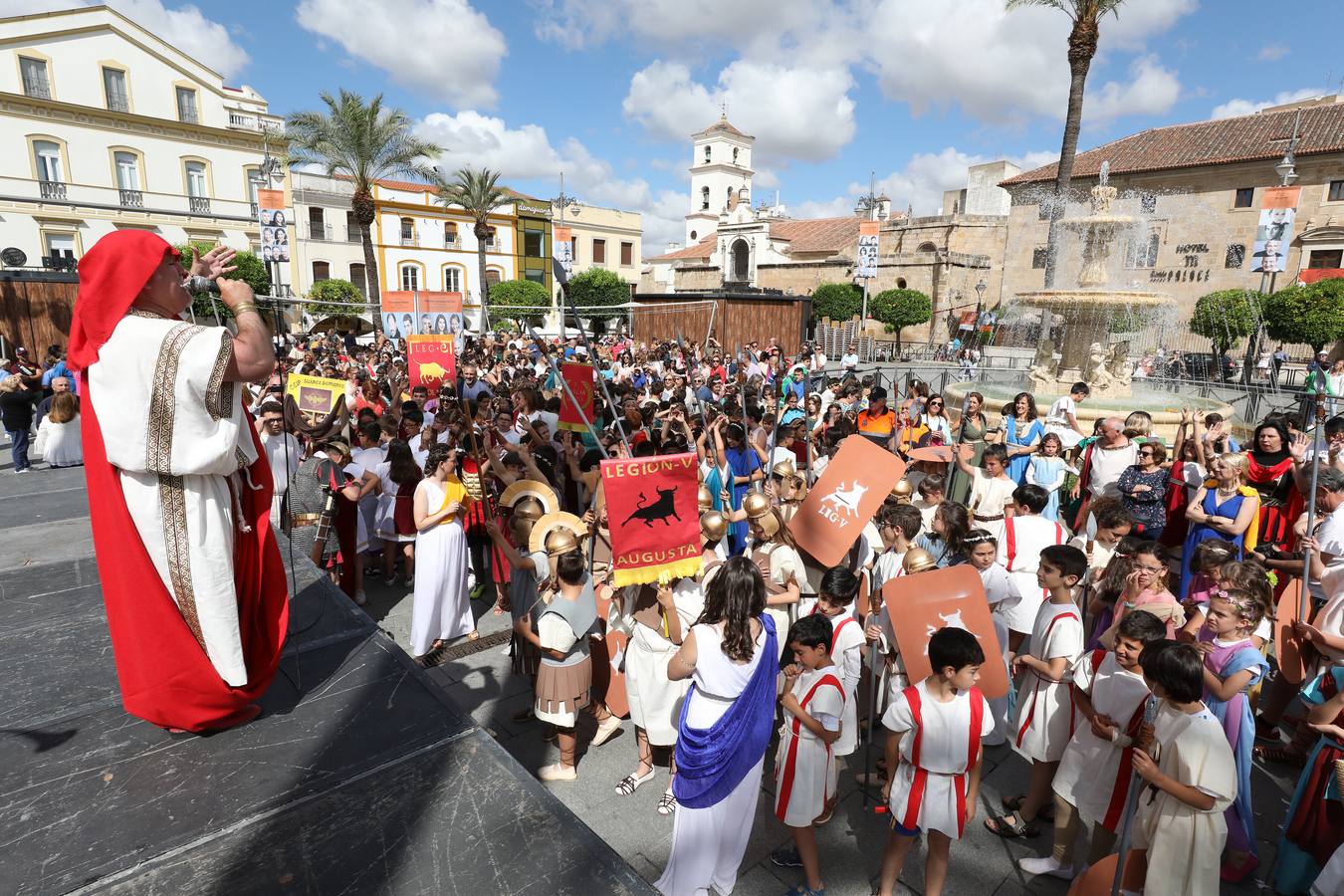 Recorrido infantil de los colegios de la ciudad ataviados de romanos con su estandarte. Plaza de España, Plaza de Santa Julia, Trajano, Concepción, San Francisco, Félix Valverde Lillo, Delgado Valencia, Santa Eulalia y Plaza de España, como motivo de la X Emerita Lvdica.