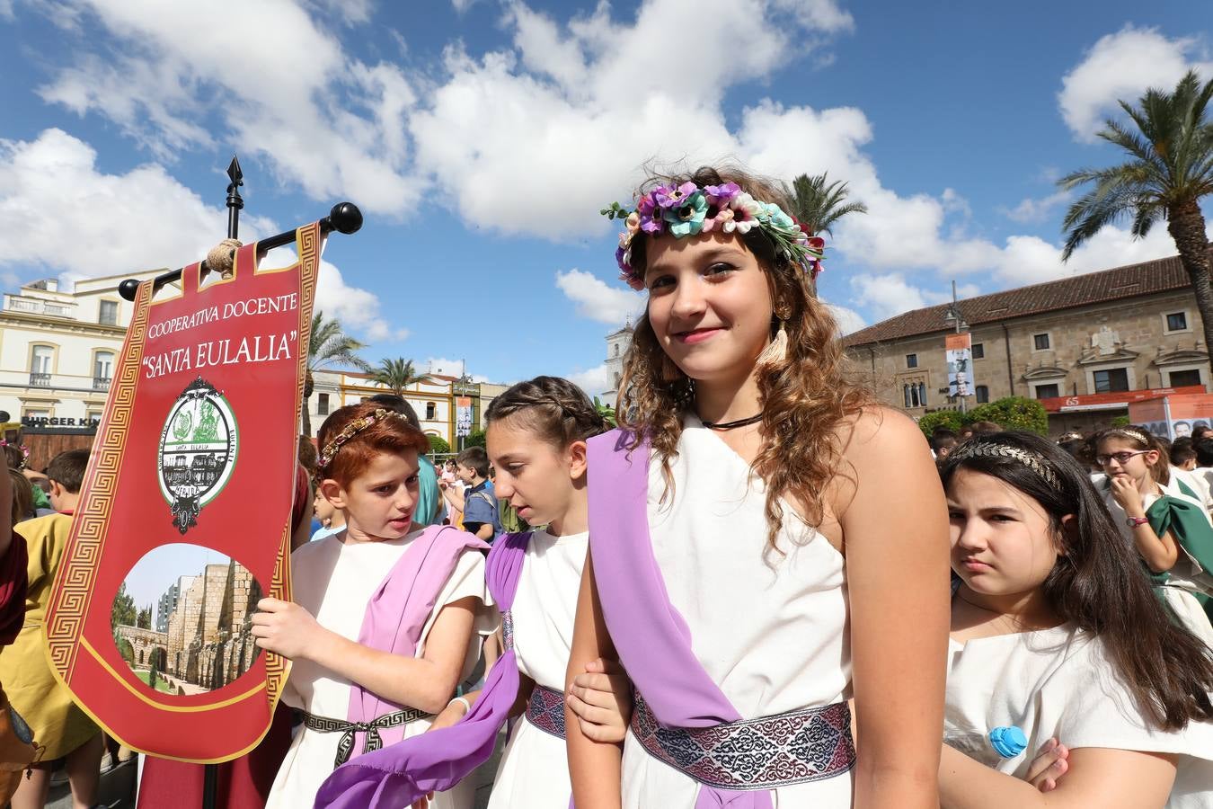 Recorrido infantil de los colegios de la ciudad ataviados de romanos con su estandarte. Plaza de España, Plaza de Santa Julia, Trajano, Concepción, San Francisco, Félix Valverde Lillo, Delgado Valencia, Santa Eulalia y Plaza de España, como motivo de la X Emerita Lvdica.