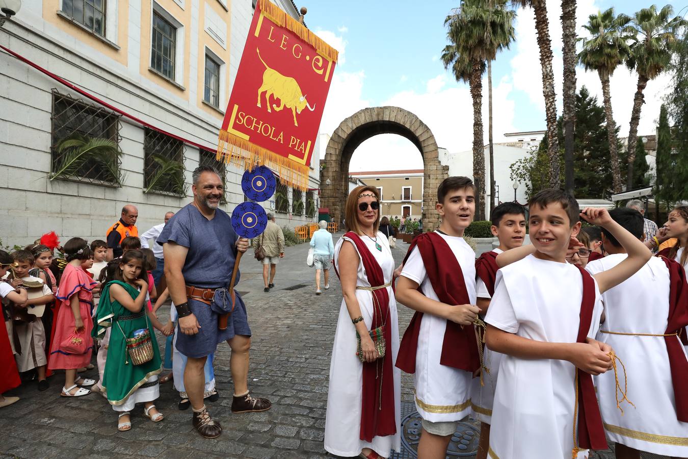 Recorrido infantil de los colegios de la ciudad ataviados de romanos con su estandarte. Plaza de España, Plaza de Santa Julia, Trajano, Concepción, San Francisco, Félix Valverde Lillo, Delgado Valencia, Santa Eulalia y Plaza de España, como motivo de la X Emerita Lvdica.
