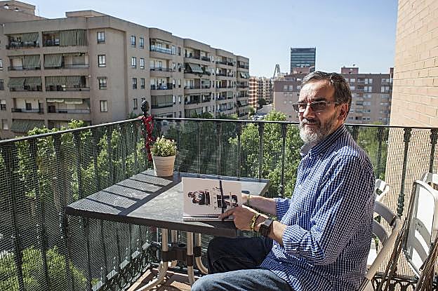 Sánchez Becerra, con su libro en la terraza de su casa. :: Pakopí