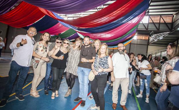 Asistentes a la segunda fiesta de la asociación de Bares Antiguos, celebrada ayer. :: 