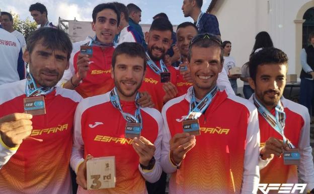 Pablo Villaobos, segundo por la derecha, posa con la medalla de bronce junto a sus compañeros de la selección española. 