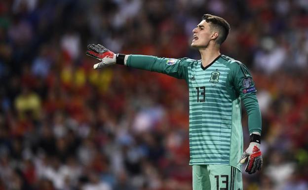 Kepa da órdenes a sus compañeros de selección en el Bernabéu. 