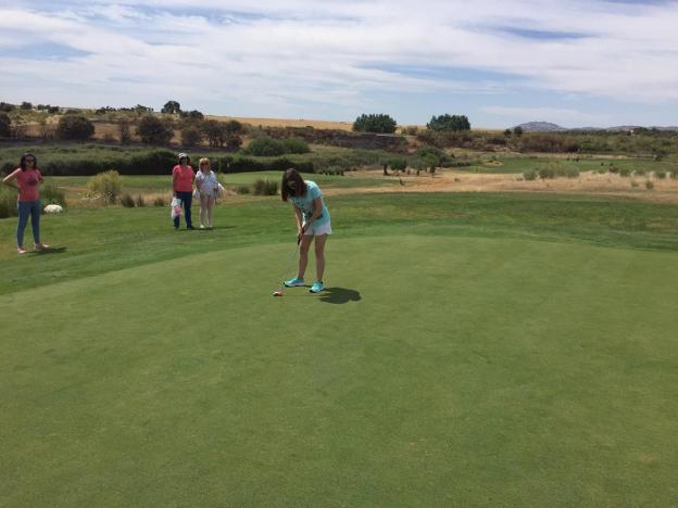 Momento de la clausura de la escuela de golf adaptado. :: f. h.