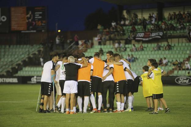 Los jugadores del Mérida celebran el ascenso en el Romano. :: J. M. ROMERO