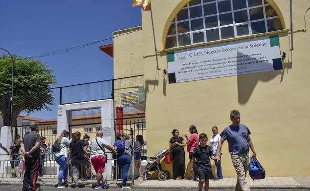 Entrada del colegio Nuestra Señora de la Soledad, en San Roque. :: CASIMIRO MORENO