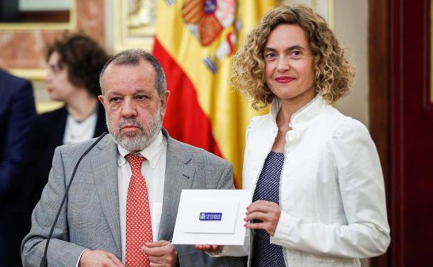 El Defensor del Puieblo en funciones, Francisco Fernández Marugán, hace entrega a la presidenta del Congreso, Meritxell Batet, del informe anual de su instiotución.